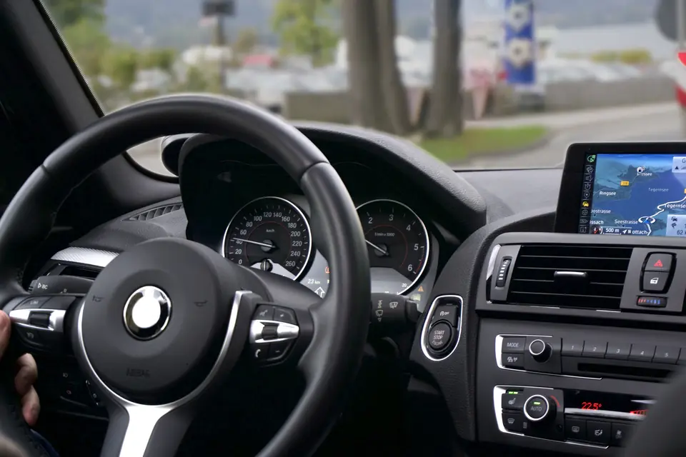 Lenkrad und Armaturen im Innenraum eines Autos