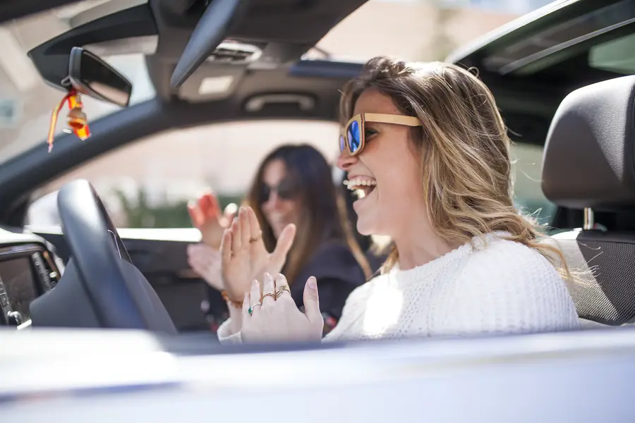 Handschlag beim Autokauf