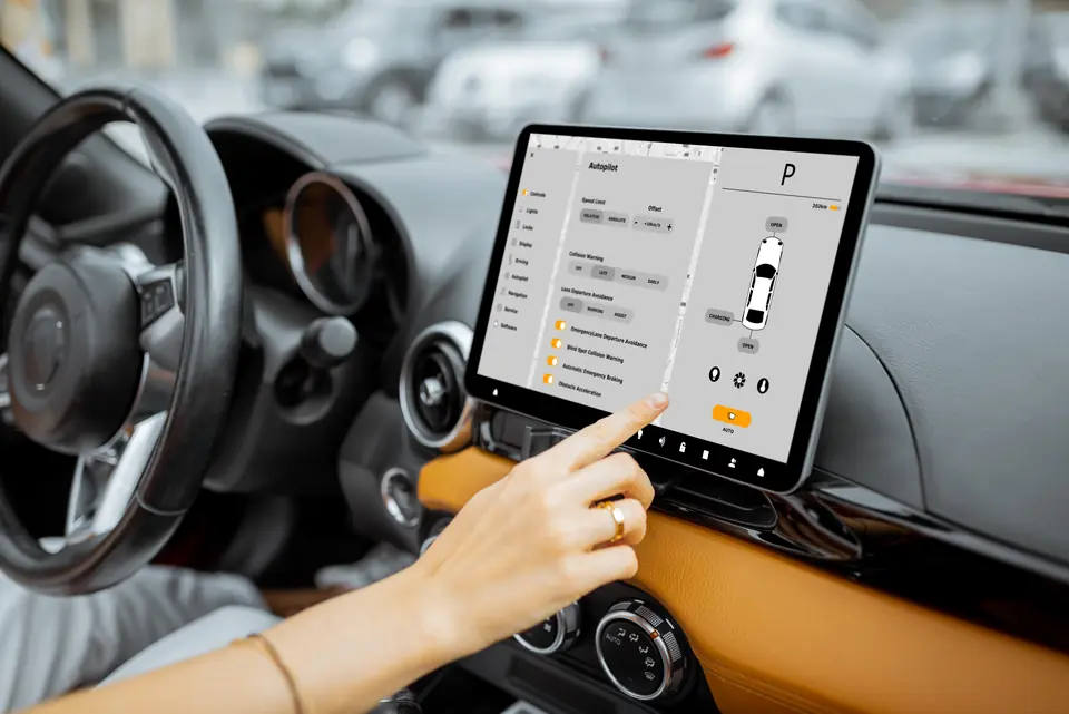 Hand bedient den Touchscreen im Auto